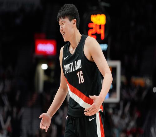 韩乔生表示小杨在进攻方面有了明显提升，9投9中砍下20分9篮板5助攻让人欣慰_NBA直播