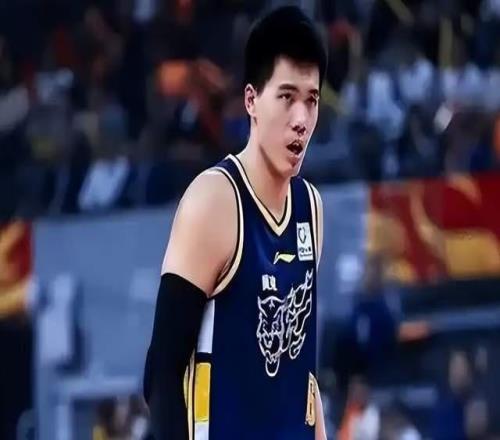 前往北京，焦泊乔将被交易原因曝光，已暂时离开广东，杨鸣调侃