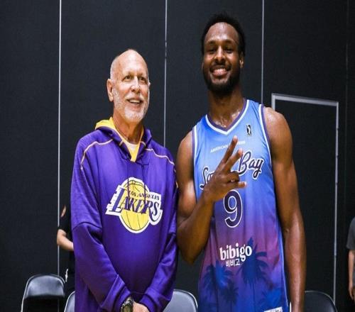 登场14战全胜锁西部第一！布朗尼26+7+6三分：连续4天鏖战太硬了