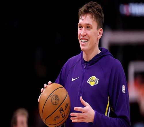 在发展联盟都有些缺乏自信，湖人侧翼新星的情况真是令人担心