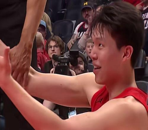 杨瀚森NBA首次吃T！被罚款14000，慢镜还原真相，获斯普利特盛赞