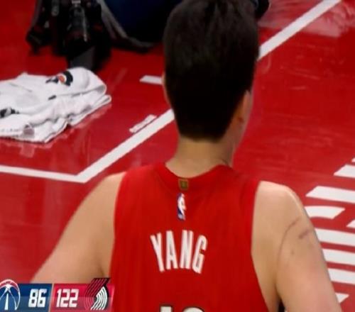 末节独得6分4篮板1封盖！杨瀚森被抱摔，还是太客气了