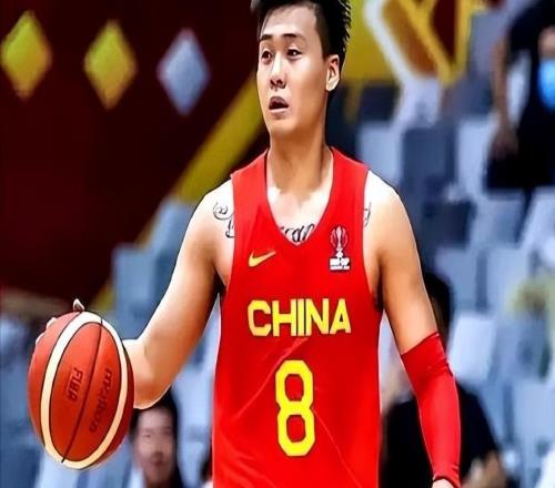 手握3个CBA冠军，如今是男篮队长，弟弟小他22岁，5岁就走篮球路