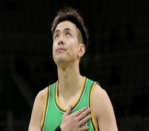 不容易！记者：赵继伟此前伤到腰，一度要吃止痛药才能登场