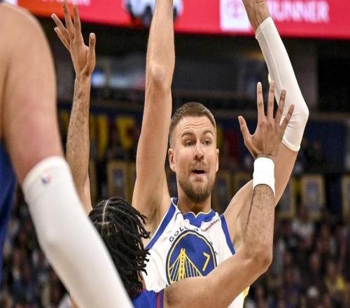 火爆冲突3人吃T！掘金逆转勇士6连胜约基奇25+15+8波神里程碑