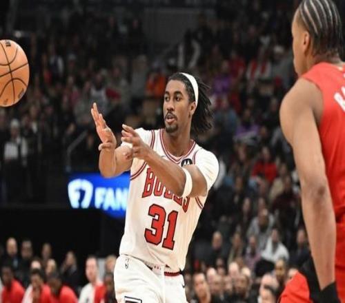 被公牛裁掉还闲不住！艾维飞机上开直播怒喷库里