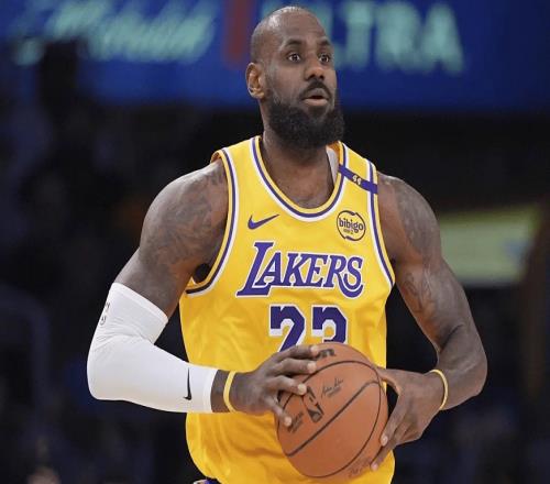 21分10板12助！老詹完成双里程碑，超越乔丹，追平贾巴尔