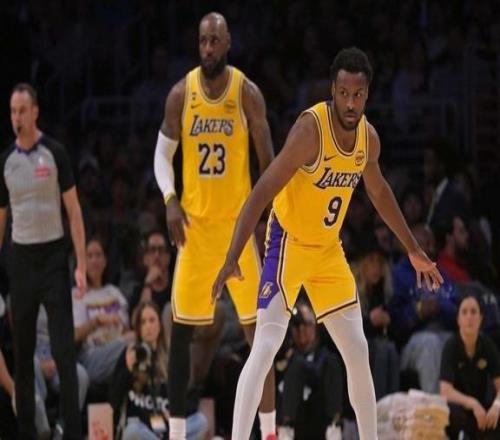 湖人豪取三连胜！詹皇回应单挑输布朗尼扣碎篮板：那时的我无敌！