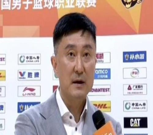 杜锋：在最困难的时候大家不断在往好的方向发展，希望再接再厉