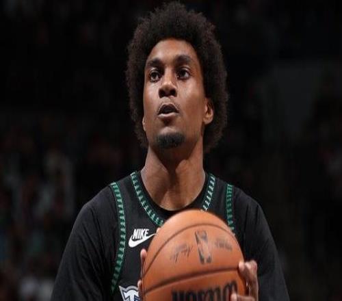 森林狼：麦克丹尼尔斯确诊左膝髌腱炎及骨挫伤列入每日观察名单