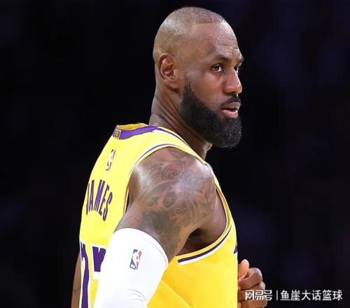 大胜！老詹21+10+12创纪录，里夫斯19分12罚，布朗尼10中2+2失误