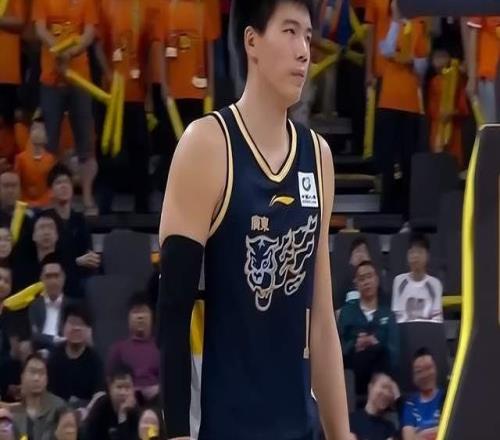 焦泊乔被交易杜锋公开回应，给出2点解释，态度明确，点名2小将