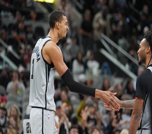 文班：与卡斯尔的空接默契源于训练我们的配合非常默契_NBA直播