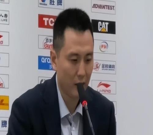 上海男篮疑似内讧！洛夫顿不满卢伟回怼惹争议曾怒斥带着情绪打球