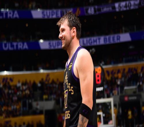 NBA在东契奇和詹姆斯的里程碑之夜，湖人稳住西部第三