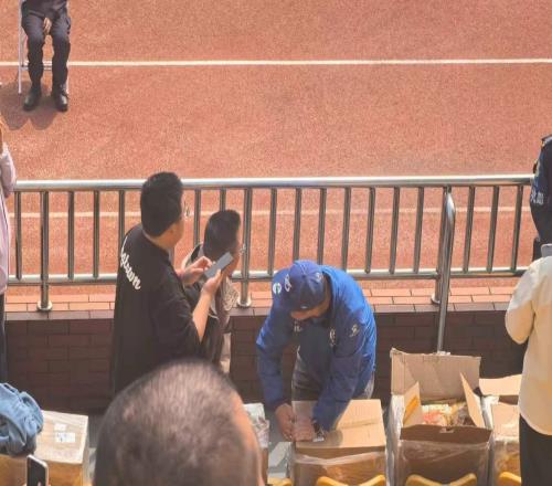 沈阳球迷搬了5箱鸡架到常州，为“州际杯”沈阳队现场助威