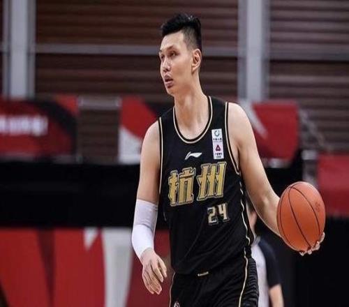 无愧老英雄！CBA“恶人”当了主帅还很猛，公开炮轰外援：别嚣张