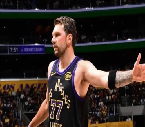 胜骑士发布会！雷迪克爆赞东詹，解析三月15胜2负，展望下场雷霆