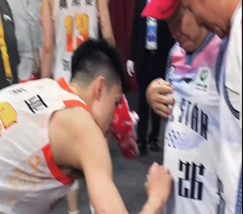 庞峥麟，为何向杜锋鞠了一躬愿这样的镜头，在CBA多一点！