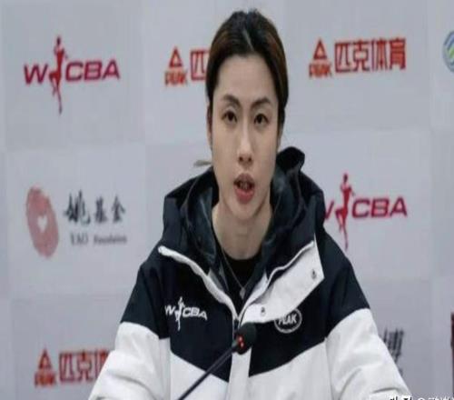 原来她就是江苏女篮教练，年轻美貌实力并存，击败卫冕冠军广东队