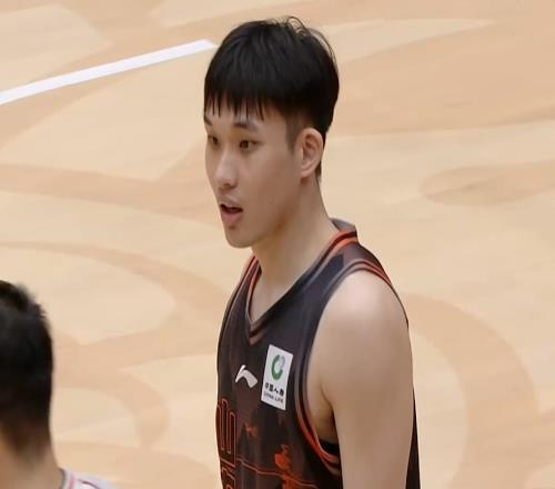 山东男篮逆转福建评分：国产后卫集体拉胯，内线高光只差琼斯