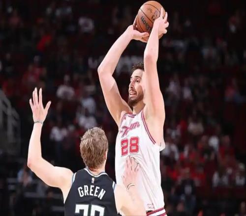 6+20+8前板！申京被同届二轮糙汉抢爆了，火箭小将9记三分爆惊喜