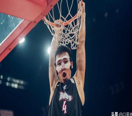 21岁CBA小将淡厚然，扣篮技术炸裂，高中便拿MVP，易建联为他颁奖