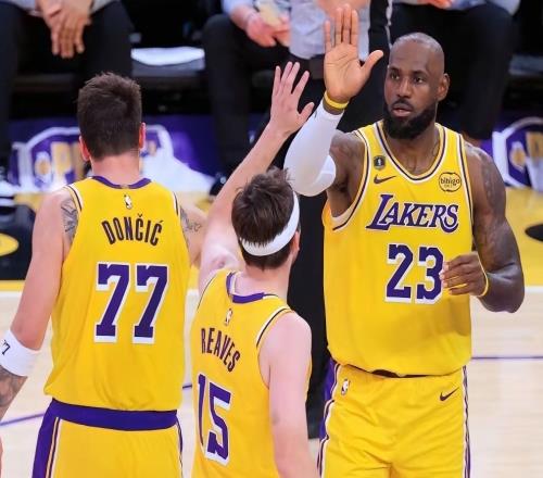 谁说詹姆斯和湖人两巨头不兼容数据证明他们效率联盟第一！