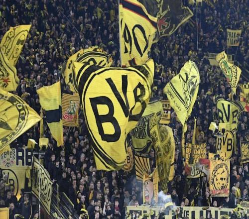 体图：欧足联计划发布欧战比赛站立席新规，多特的黄墙不合规