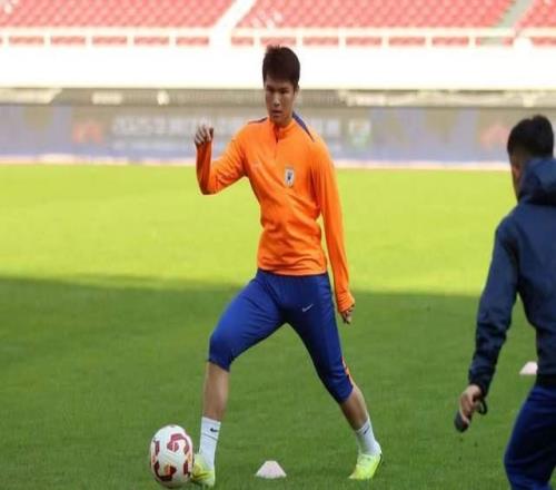 谢文能踢不了，泰山翼卫2选1中场围剿斯坦丘陈泽仕第一顺位替补