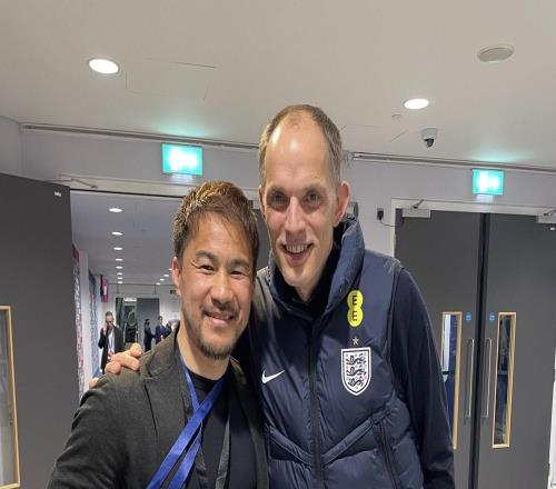 冈崎慎司晒与图赫尔合照：我能在德国踢出名堂，多亏了你