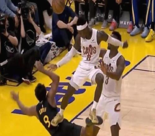 雷欧飞踢！施罗德追防时一脚踢翻克莱尔，被吹罚一级恶犯