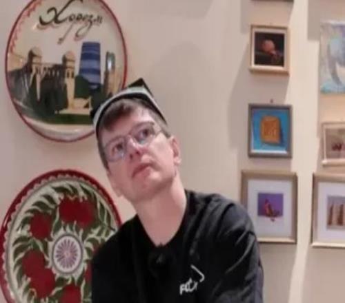 44岁前阿森纳球星阿尔沙文上电视节目，参与陶艺制作