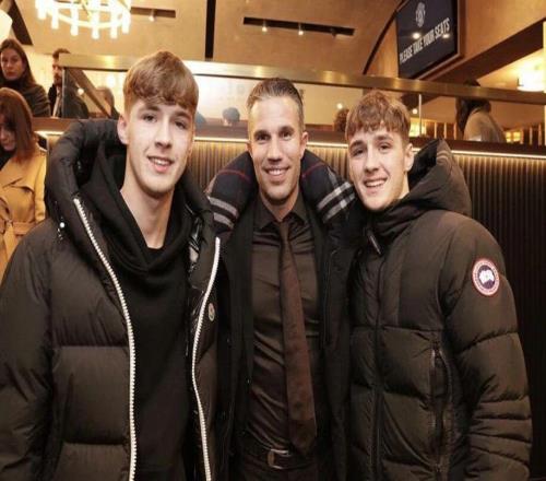 曼联预计卡塞米罗替身转会费破纪录！考察青训中场，选一人做替补