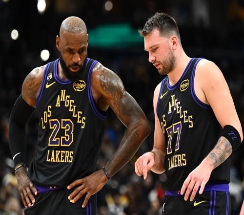 43分惨败！腿筋受伤！东契奇提前退出MVP争夺战，湖人要看清差距