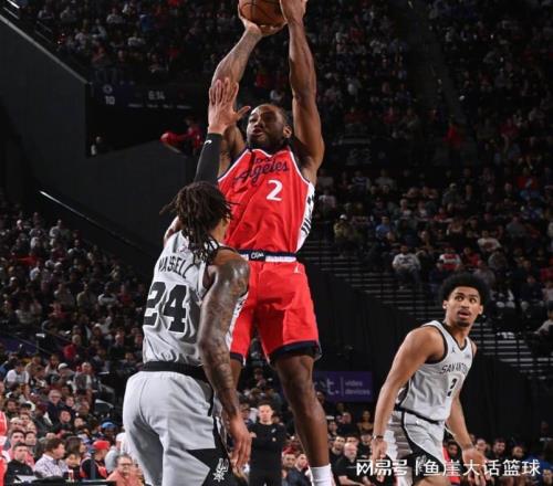 马刺大胜！伦纳德24+6福克斯22+8，榜眼爆发，加兰17中5毫无借口