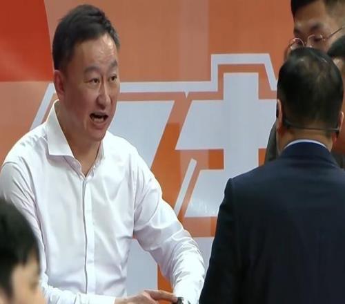 福建vs青岛出现球馆漏水刘维伟直指时间催促比赛是否继续