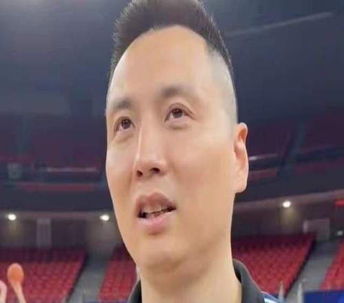 与主帅对骂后，洛夫顿复出摸鱼，2中0未得分，该被裁吗卢伟回应