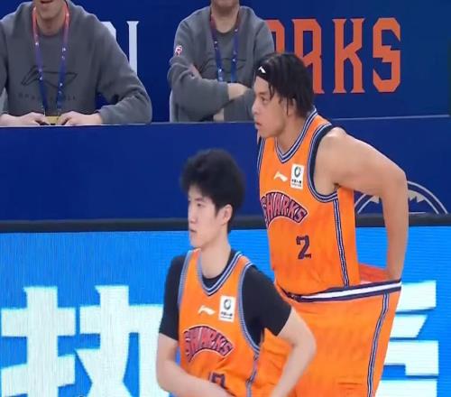 上海队送大礼了CBA第一大外援逼宫主帅，广东男篮成最大赢家！