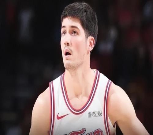 火箭大胜爵士!伊森+5首发齐爆,卡佩拉巩固住内线护框!