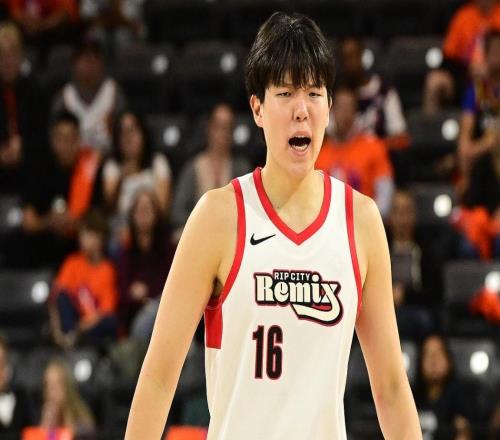 逆转卫冕冠军失败！杨瀚森20+7对轰勇士旧将混音未能一黑到底