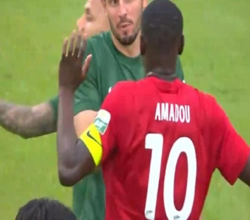 中超激烈冲突！遭爆铲后米神暴怒，大骂李镇全，20人互相推搡