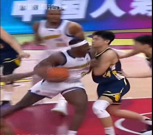 输得不服王博怒喷：好像摔跤柔道比赛，粤蜜：裁判已很帮广厦了