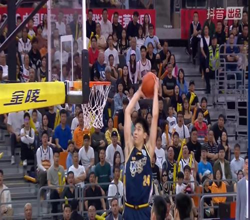 广东为何能够大胜广厦靠摔跤赛后杨鸣道出两秘诀，真客观！