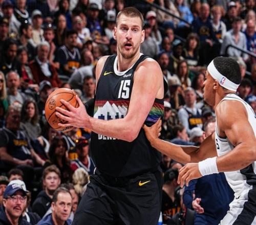 西部半决赛预演!掘金加时终结马刺11连胜,约基奇文班对飚