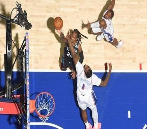 詹金斯14助攻率全队七人得分上双活塞胜76人