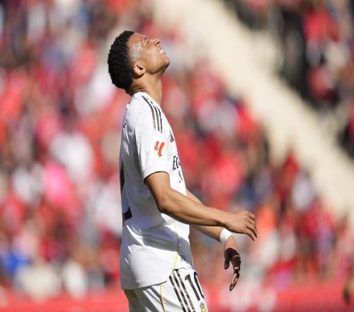 姆巴佩离谱2失单刀+带球出边线近5场0球遭怒批：领袖气质远输C罗