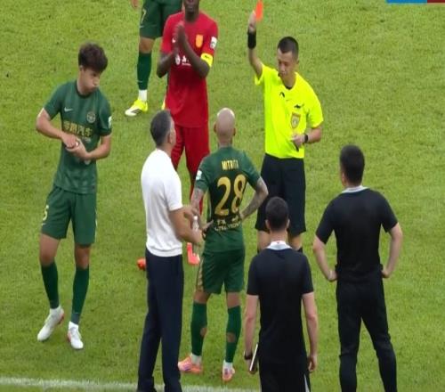 中超又一名场面！米神揪发染红，媒体人热议：心态炸了裁判太差