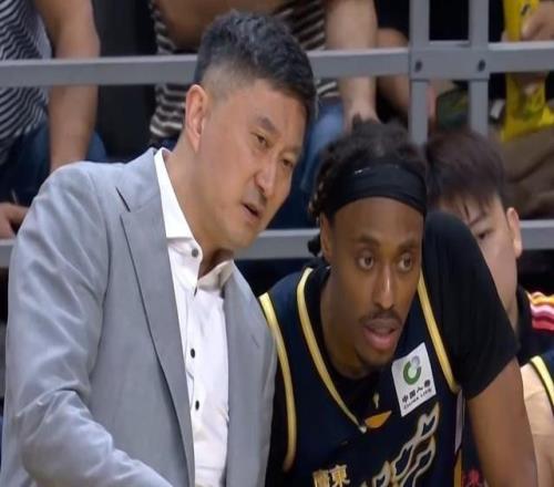 广东争议外援登场11分钟5犯离场!杜锋想要争冠最应该换掉他