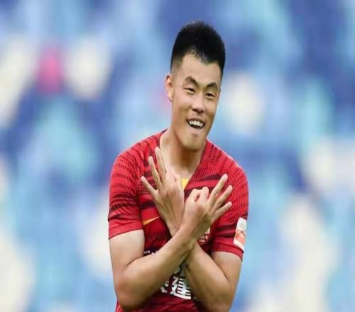 谭龙一击定音加冕亚泰队史射手王老将坚守诠释绿茵传奇